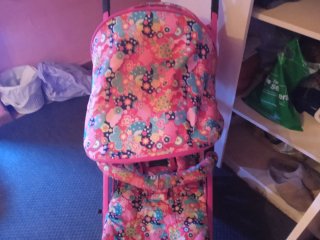 Cochecito de bebé rosa con bolso y cesta