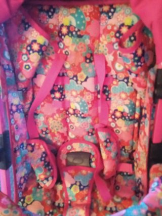 Cochecito de bebé rosa con bolso y cesta