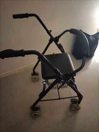 Andador azul con asiento y cesta