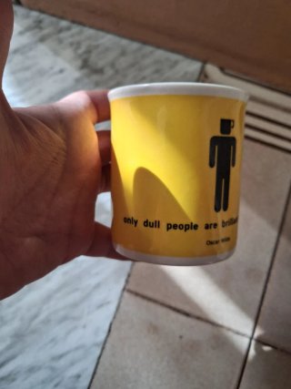 Tazza gialla con citazione Oscar Wilde