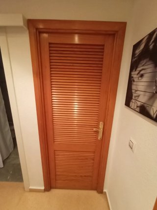 2 Puertas de madera con lamas
