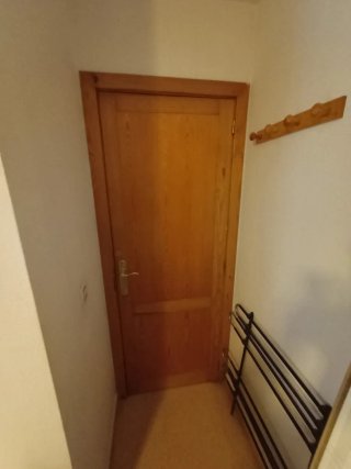 2 Puertas de madera con lamas