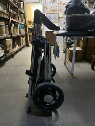 Carro de bebé negro de cuero.