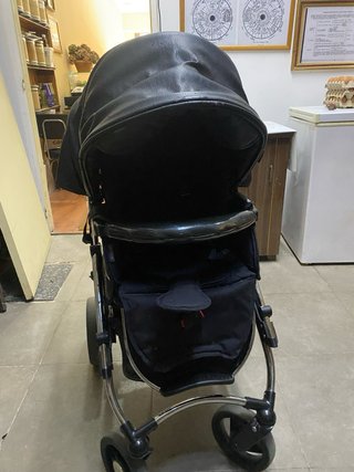 Carro de bebé negro de cuero.