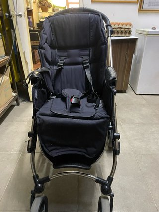Carro de bebé negro de cuero.
