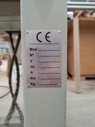 Máquina bisagradora y espigadora