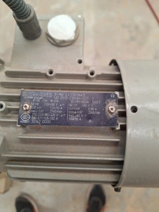 Máquina bisagradora y espigadora