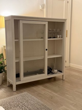 Mueble blanco con puertas de cristal Último, preci