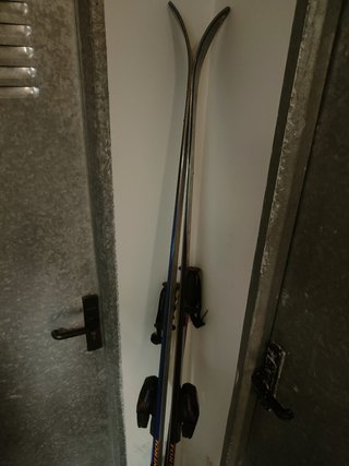 Esquís, bastones y botas de esquiar