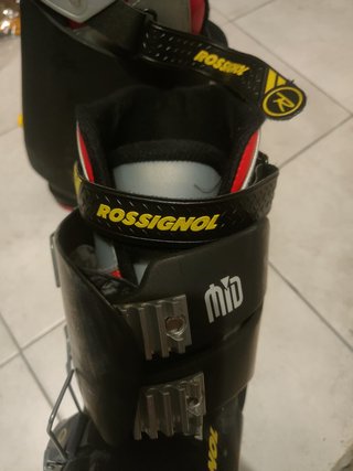 Esquís, bastones y botas de esquiar