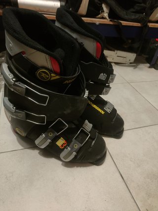 Esquís, bastones y botas de esquiar