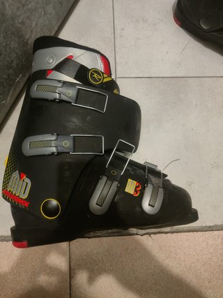 Esquís, bastones y botas de esquiar