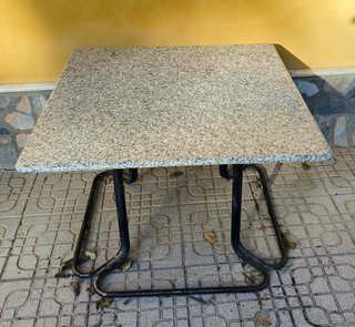 Mesa de granito y metal para exterior