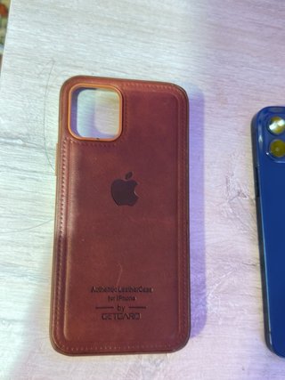 iPhone 12 con funda de cuero marrón