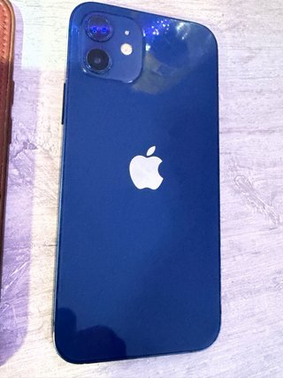 iPhone 12 con funda de cuero marrón