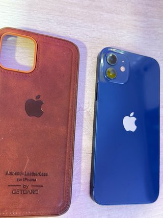 iPhone 12 con funda de cuero marrón