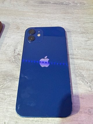 iPhone 12 con funda de cuero marrón