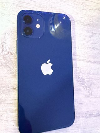iPhone 12 con funda de cuero marrón