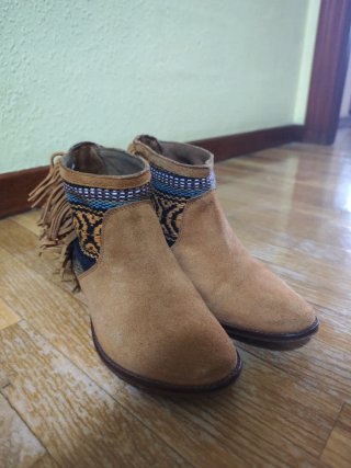 Botines flecos serraje marrón y multicolor