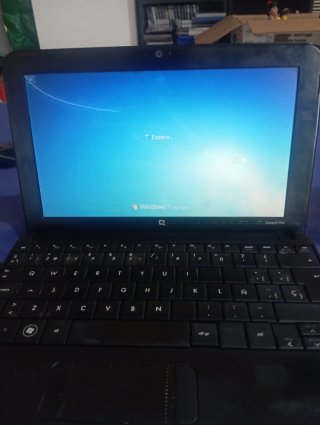 Mini portátil Compaq + cargador