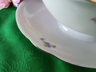 Salsiera Korok in porcellana con fiori