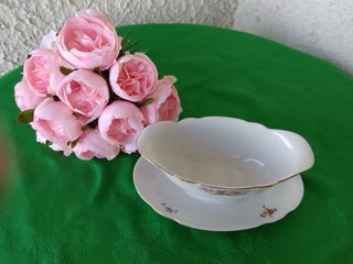 Salsiera Korok in porcellana con fiori
