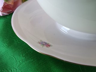 Salsiera Korok in porcellana con fiori