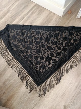 Traje de flamenca negro con volantes