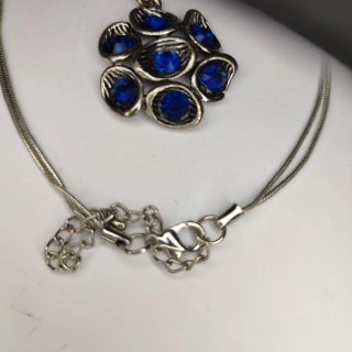 Colgante con cristales azules