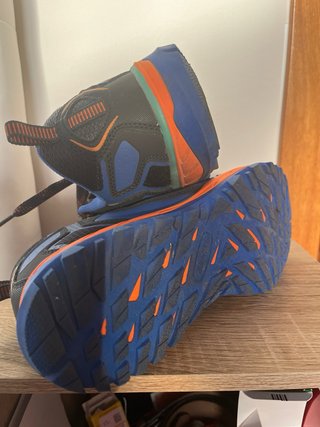 Zapatillas trail Hi-Tec negras, azules y naranjas