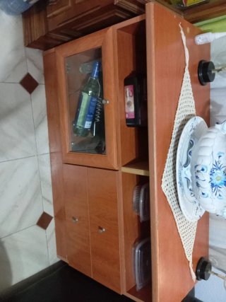 Mueble de madera con vitrina
