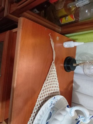 Mueble de madera con vitrina