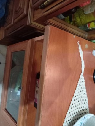 Mueble de madera con vitrina