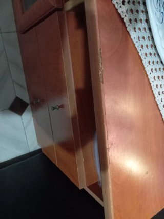 Mueble de madera con vitrina