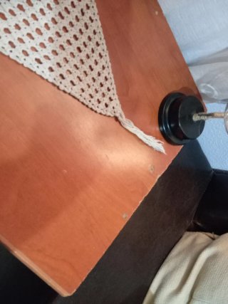 Mueble de madera con vitrina