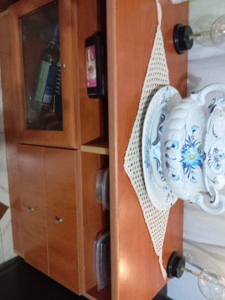 Mueble de madera con vitrina