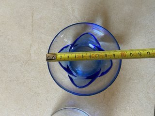 Coppette in vetro blu e trasparenti