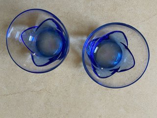 Coppette in vetro blu e trasparenti