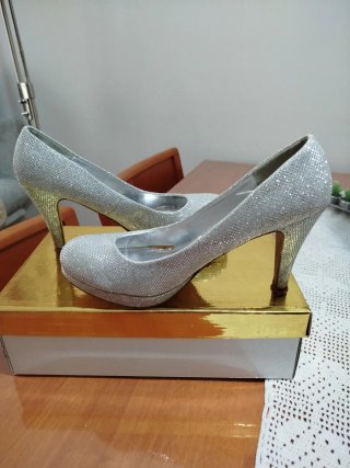 Zapatos de tacón plateado brillantes