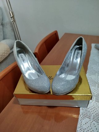 Zapatos de tacón plateado brillantes