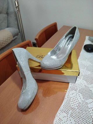 Zapatos de tacón plateado brillantes