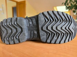 Zapatos de seguridad grises y amarillos