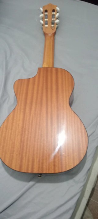 Requinto H. Jimenez con estuche