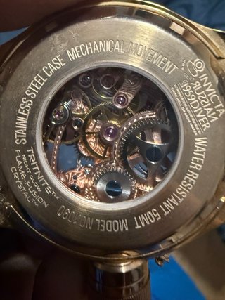 Reloj Invicta Esqueleto Dorado y Negro