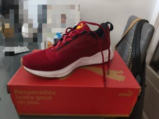 Zapatillas deportivas blancas y rojas .