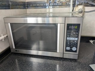 Microondas LG plateado en buen estado