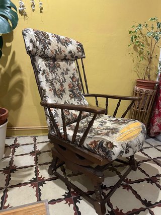 Sillón antiguo tapizado floral