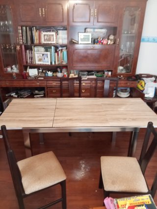 Mesa extensible y 4 sillas