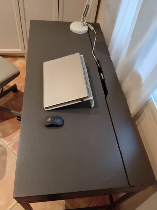 Escritorio gris con silla