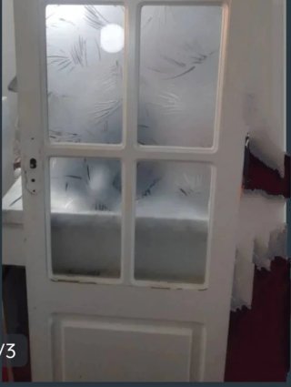Puerta de madera con cristales decorados